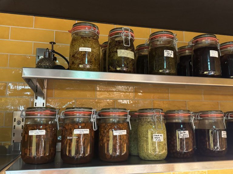 "Die Essenzen kommen aus dem Wald" – Wie Gourmetköche ein ganzes Dorf erobern