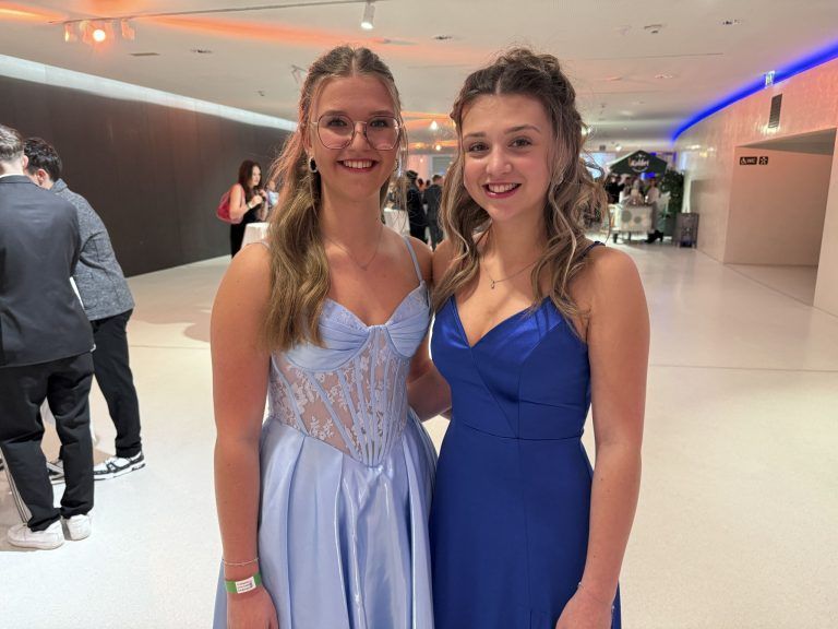 Sophia Fritsch und Madlen Mathies im schicken Abendkleid