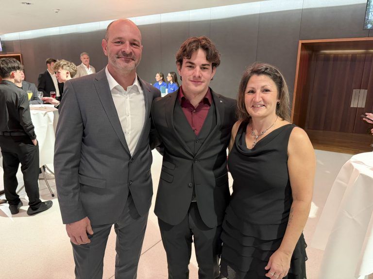 Tobis Schneider kam mit Mama Janett und Papa Manfredz