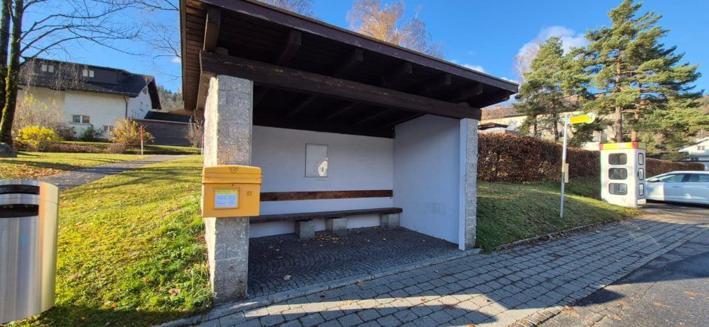 „Bis oben hin vollgestopft“: Ärger über vollen Briefkasten in Bürs und was die Post dazu sagt