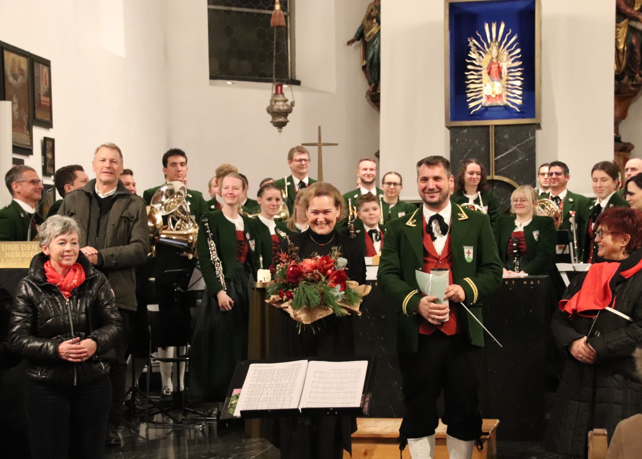Das Gemeinschaftskonzert des Chores und des Musikvereins brachte Adventstimmung in die Basilika. (Foto: NAM)