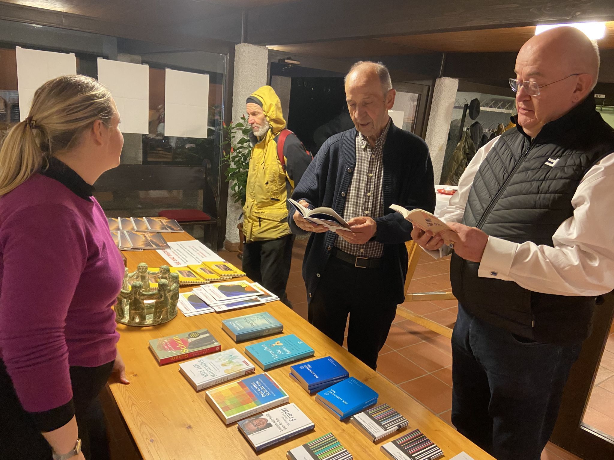 Beate Golczyk von der Bregenzer Buchhandlung „Die Arche“ bot einen reichhaltigen Büchertisch.