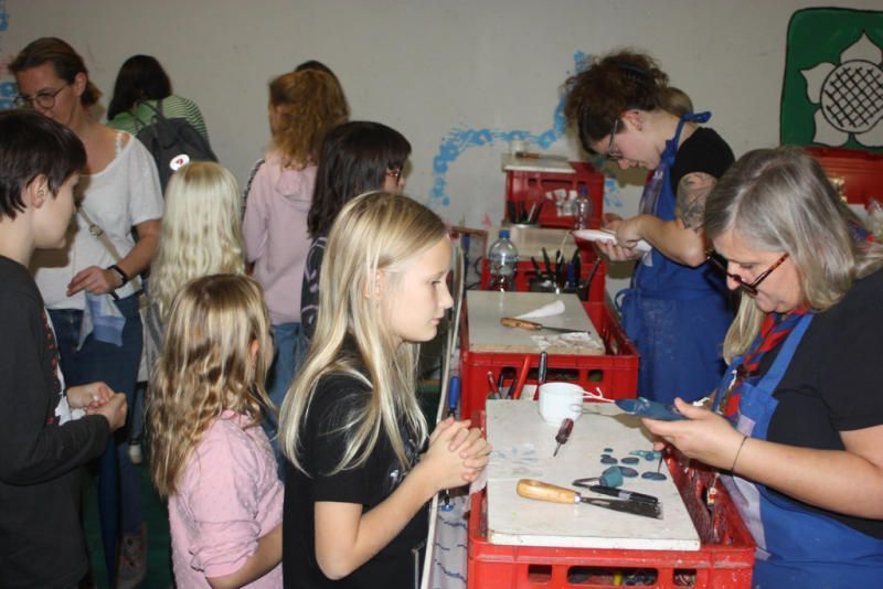 Reger Betrieb immer beim Kerzenziehen in Rankweil.