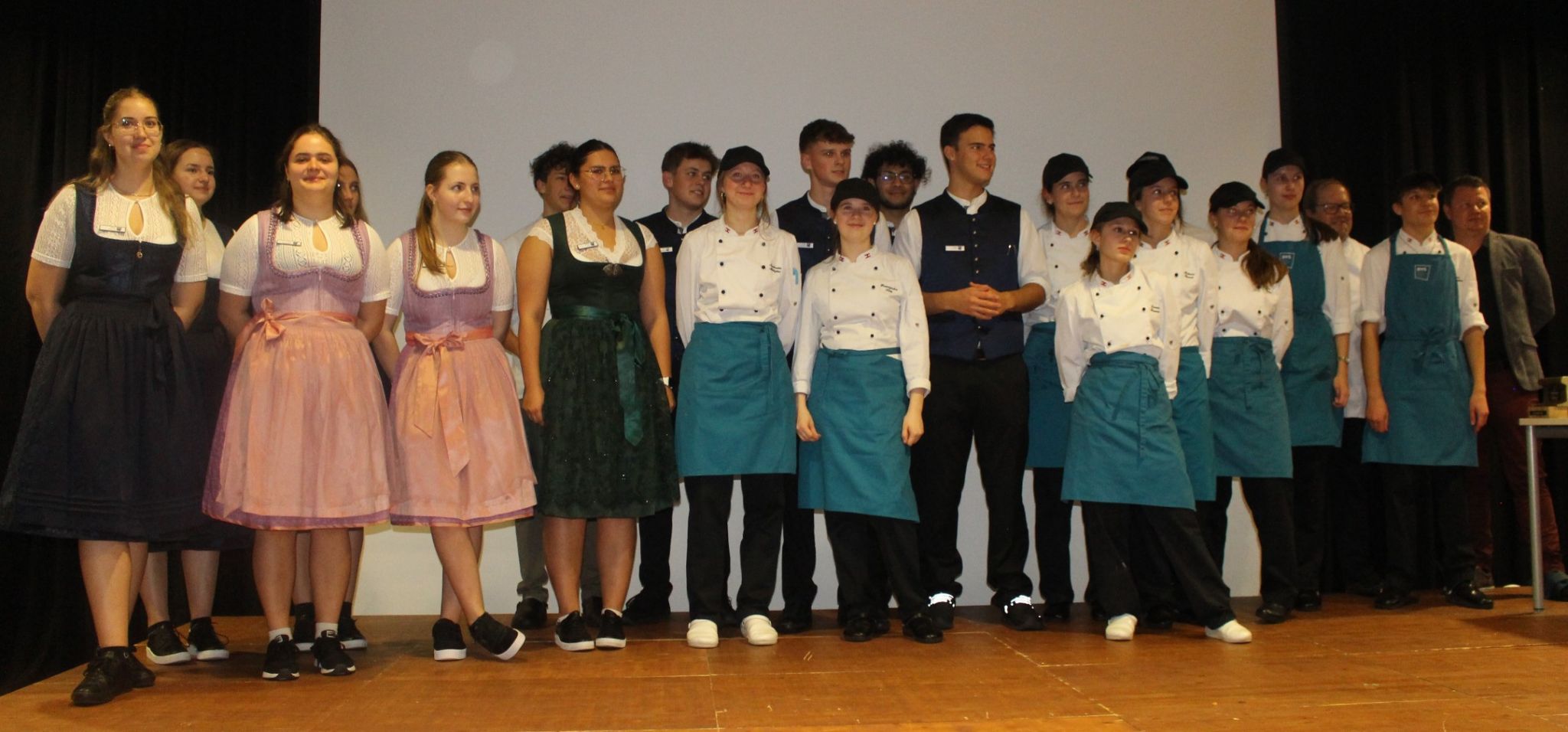 Thomas Pfeiffer und Jakob Handler waren mit der dritten HLT-Klasse um das leibliche Wohl der Gäste bemüht.