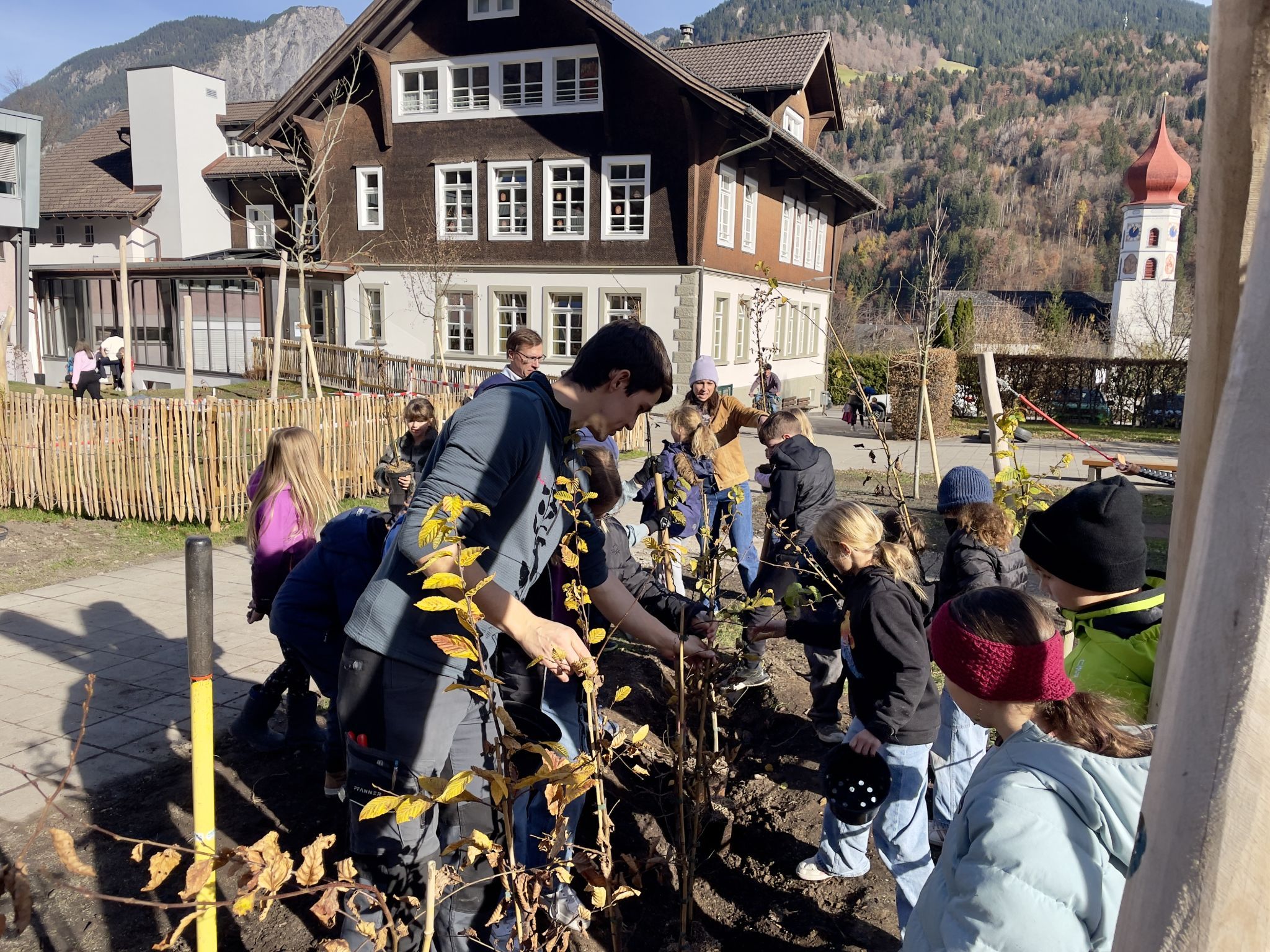 Landschaftsgärtner Markus Bitschnau setzte mit den Kindern einen Teil der Bepflanzung
