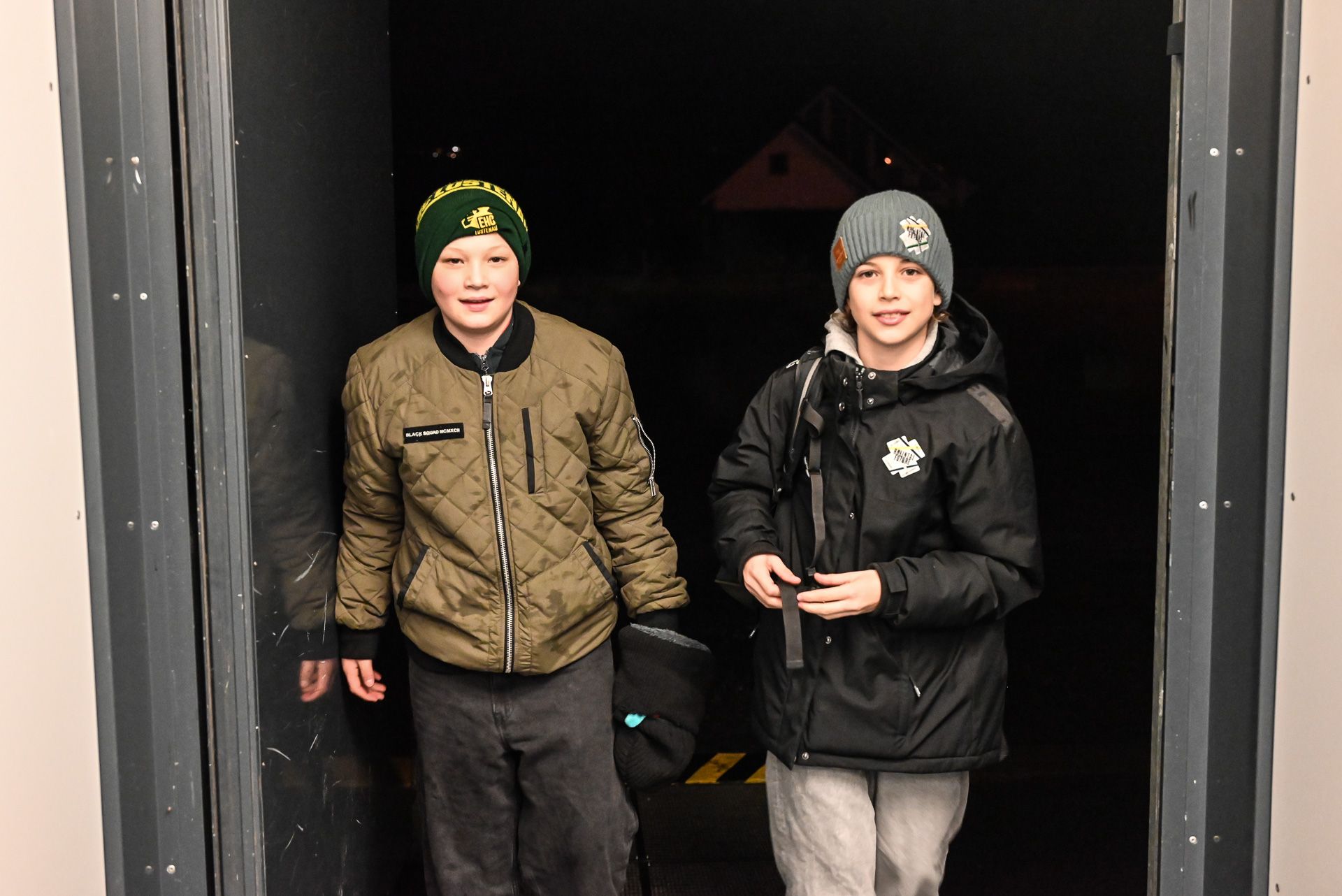 Draußen ist es noch finster, die Kinder sind jedoch bereits motiviert fürs Training.