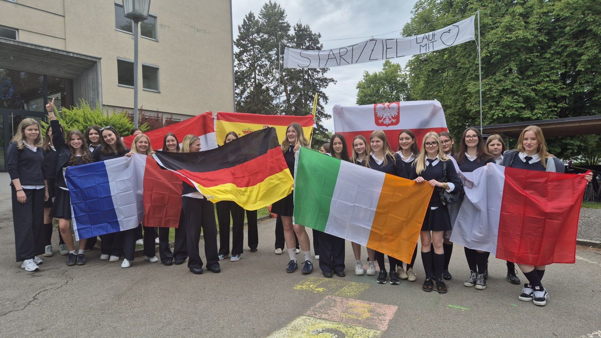 650 Schüler aus 11 Nationen laufen für die Partnerschule in Uganda