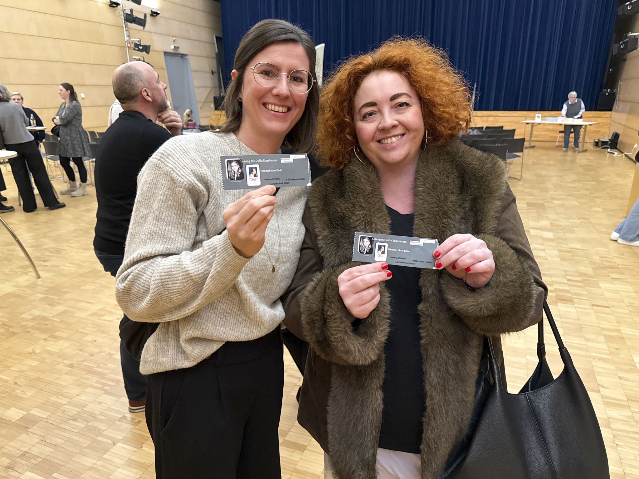 Barbara Böckle und Nicole Egel als glückliche Kartenbesitzerinnen
