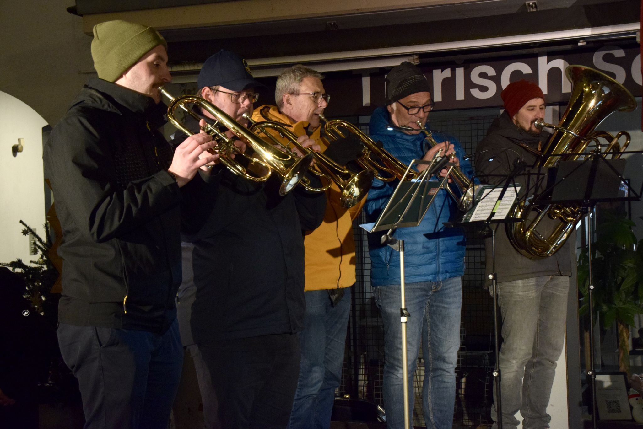 Michael Burgstaller, Ralf Mahner, Peter Friedle, Gerhard Peter und Peter Muther, der Großteil der Mitglieder des Ensembles der Stadtmusik Bludenz.