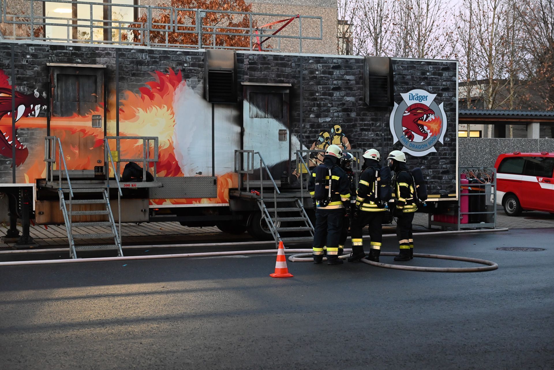 In Dreiergruppen arbeiten sich die Feuerwehrleute durch die Anlage. Immer mit dabei: ein externer Trainer, der mit ihnen im Anschluss die Übung bespricht.