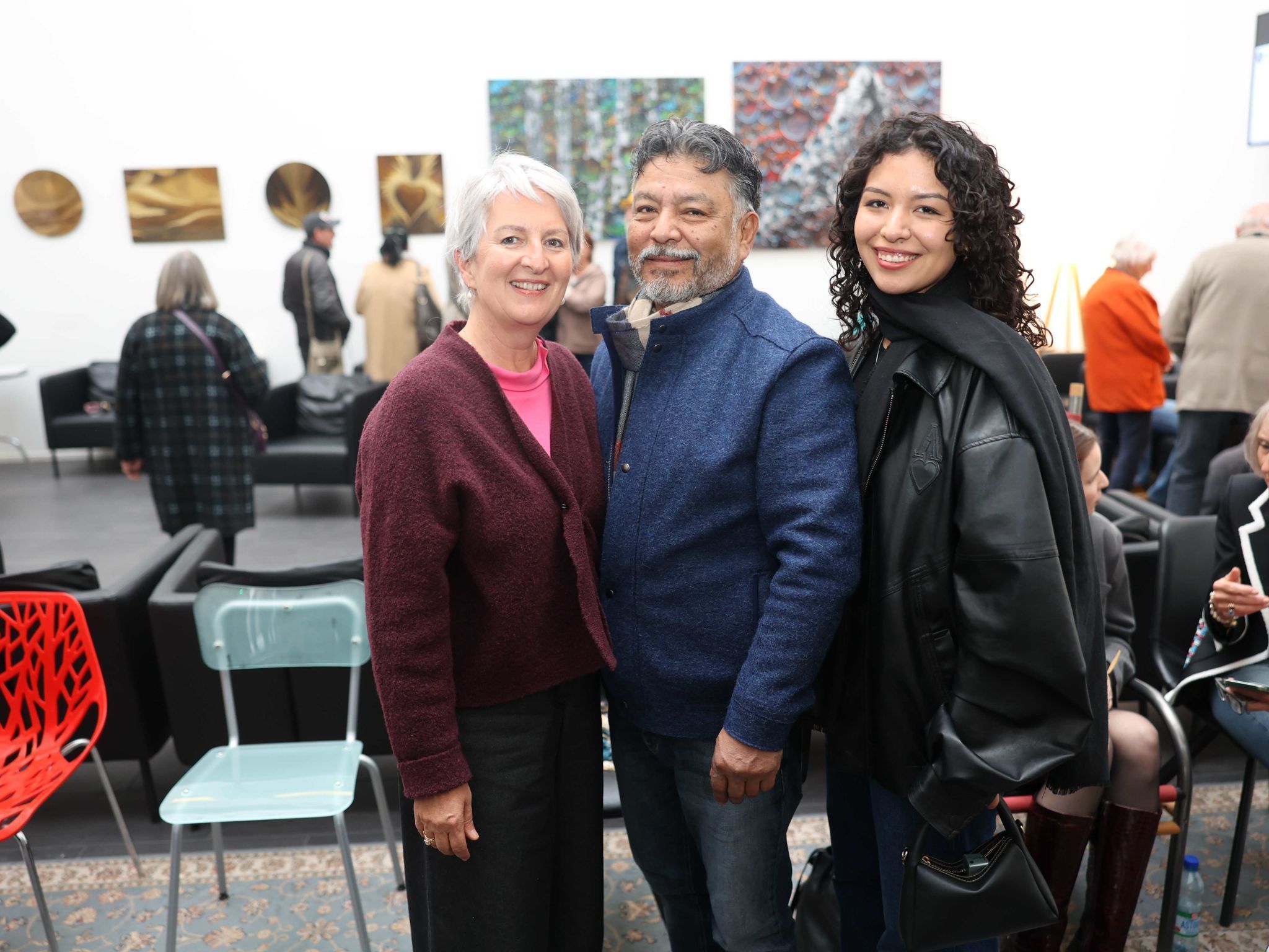 BesucherInnen Teresa, Antonio und Amalia Villavicencio-Frick.