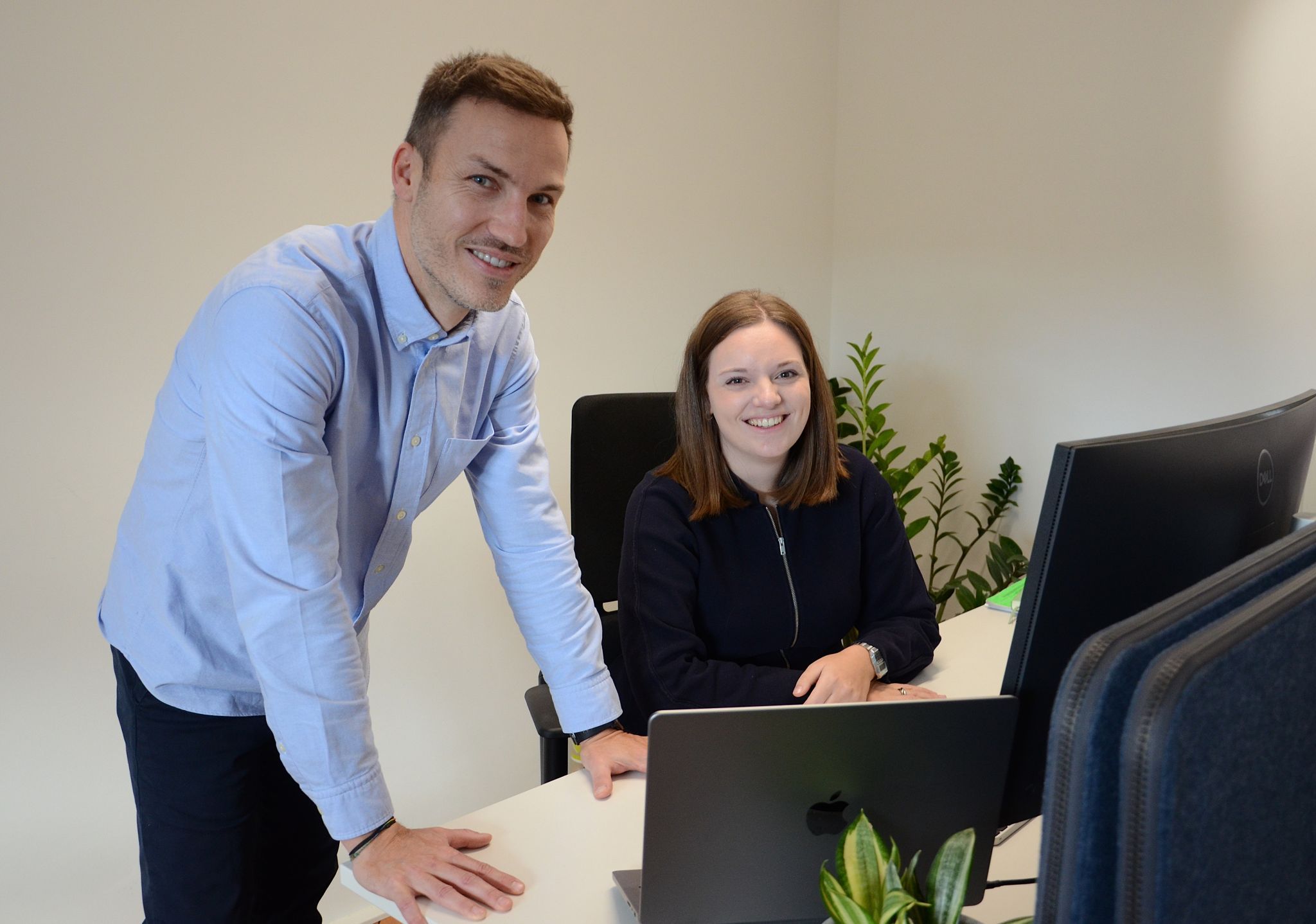 Der Geschäftsführer von veicus beschäftigt vier Mitarbeiterinnen, unter ihnen Corina Feuerstein. HRJ