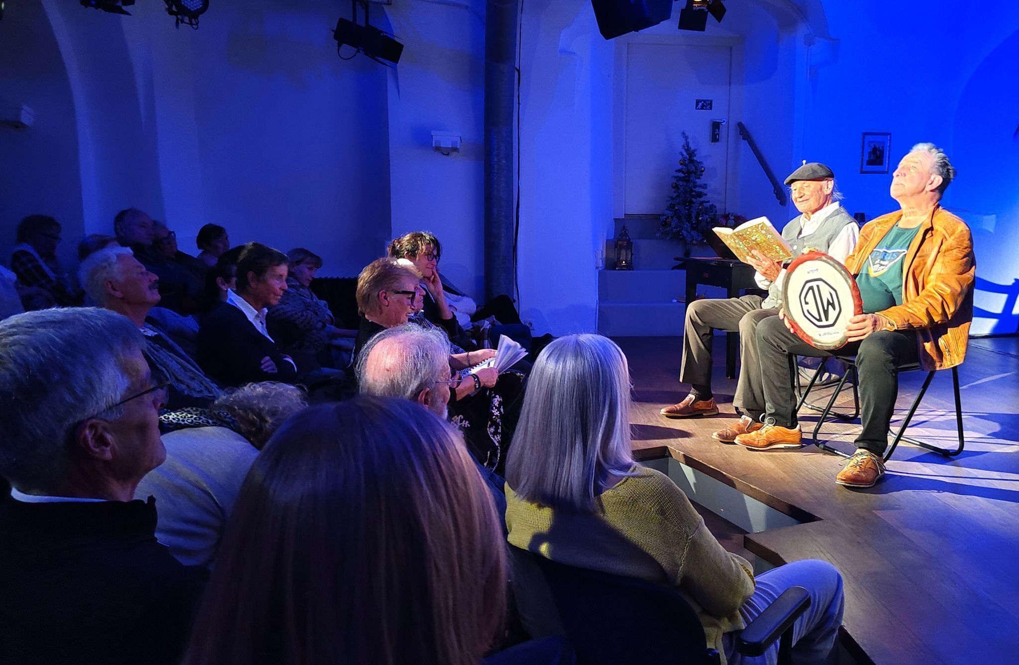 Mit Applaus gefeiert: Pierre und Alex bei der Autofahrt zum Date.