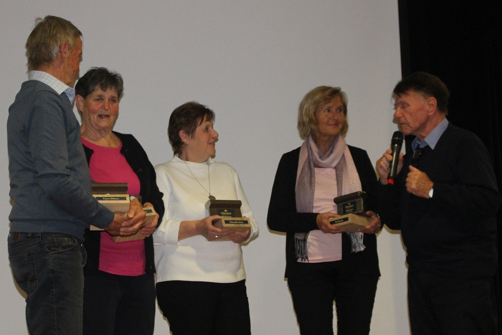 Geehrt wurde auch das „Säckle-Team“. Die Stamm-Mannschaft mit Annelies und Othmar Faisst, Monika Rüf, Anna Schneider hat einen Großteil der rund 65.000 Nikolaussäckchen gefüllt.