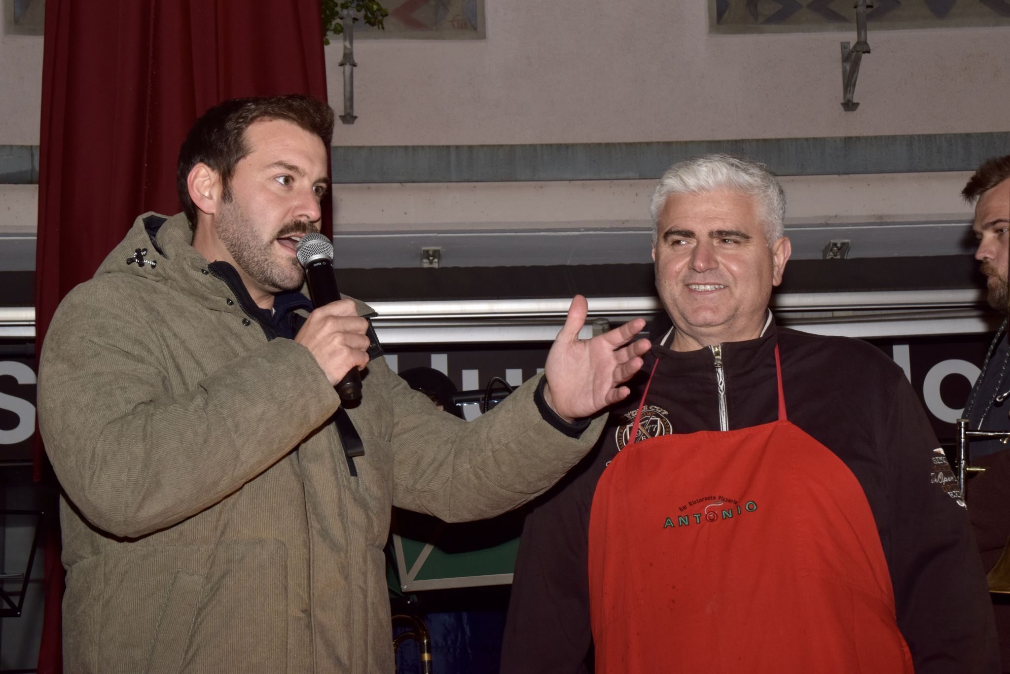 Bürgermeister Simon Tschann und Avni Pllana (Pizzeria Antonio).