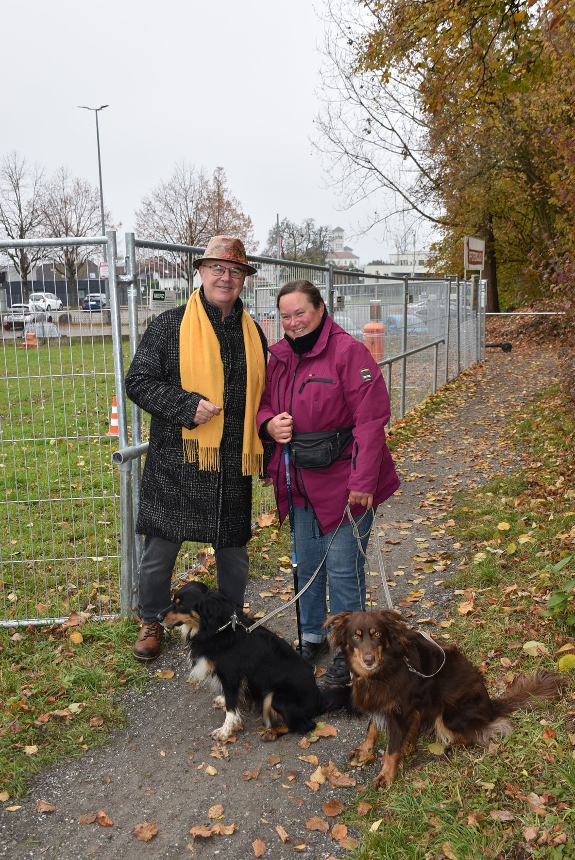 Stephan Schnetzer mit Ursula Reichart und ihren Therapiehunden