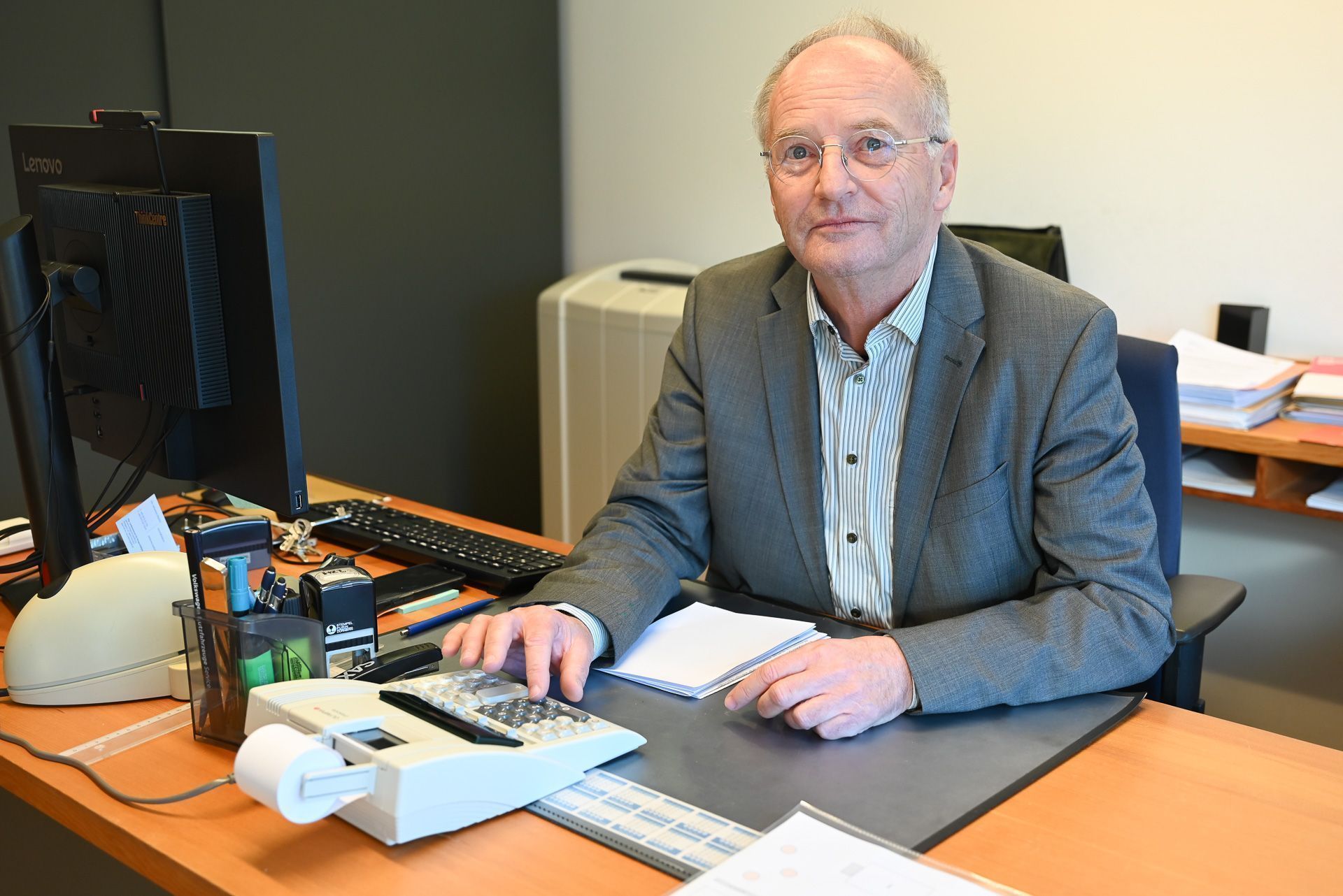 Johannes Mathis, Direktor vom LZH in Dornbirn, hat die letzten Tage viel gerechnet und sich den Kopf zerbrochen, wie das Angebot für Hörgeschädigte trotz Kürzungen vom Land, aufrechterhalten bleiben kann.