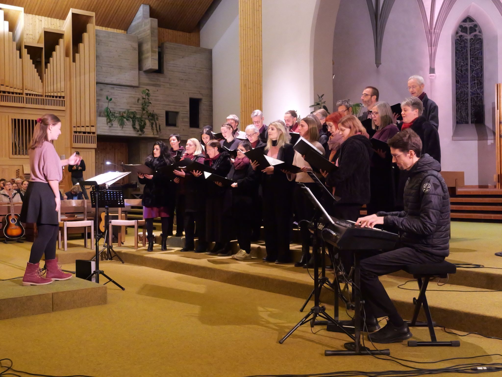 Dirigieren mit Gefühl: Stephanie Haala versteht es, aus ihrem Chor das Beste herauszuholen.
