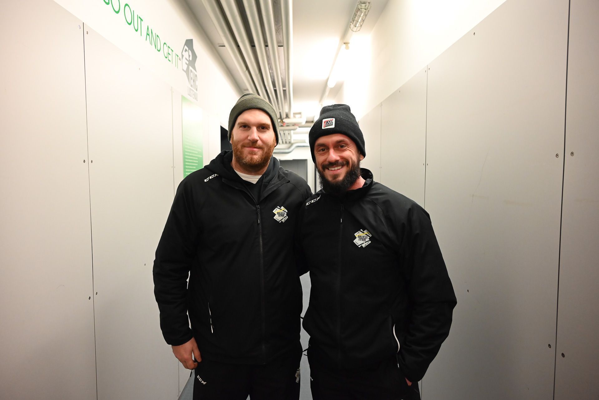 Die Trainer Stefan und Ondrej sind auch schon frisch und freuen sich gemeinsam mit den Kindern aufs Eis zu gehen.