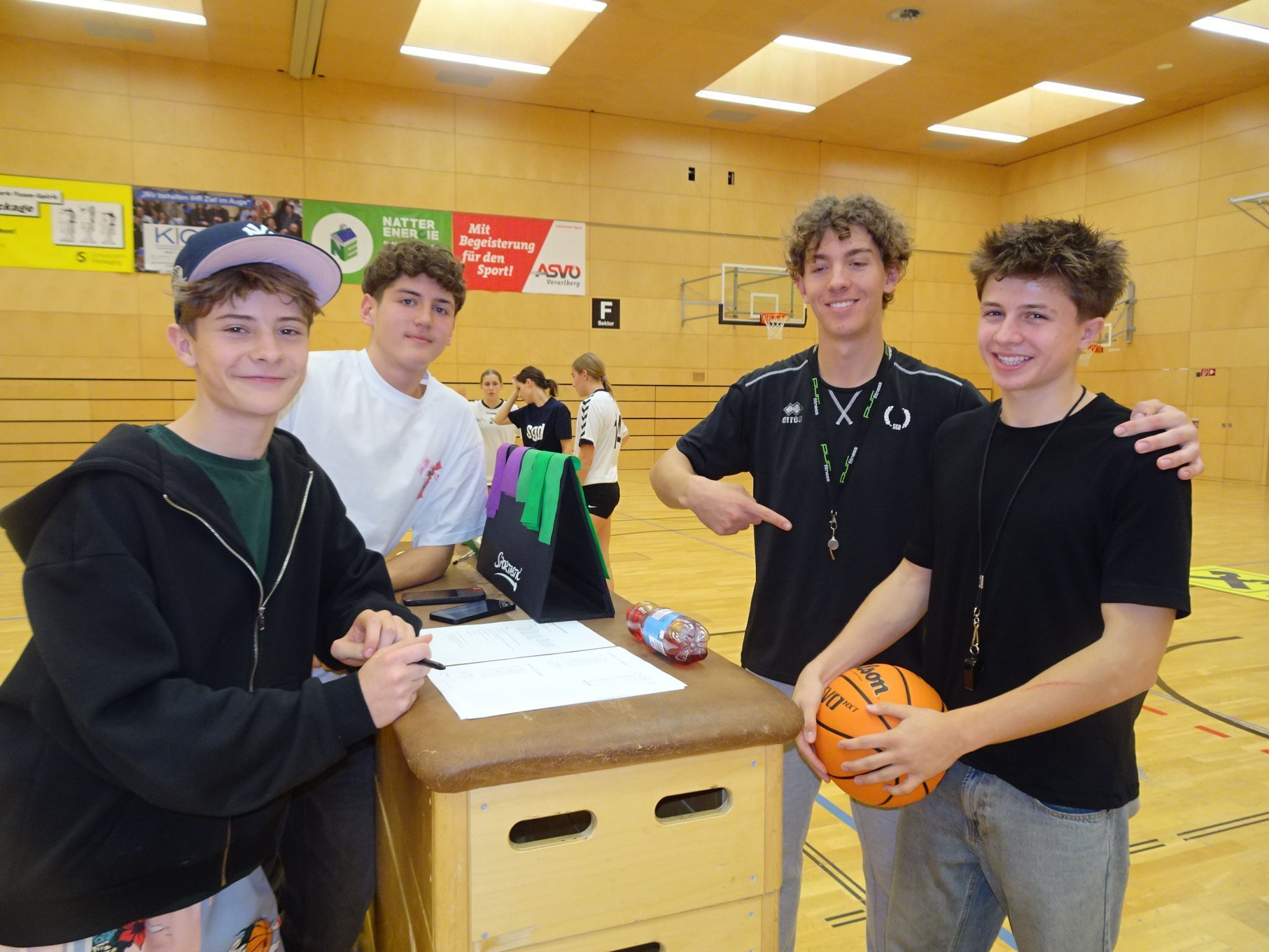 Die Basketballspieler vom Sportgymnasium Dornbirn unterstützten ihren Trainer Andreas Khüny als Schiedsrichter.