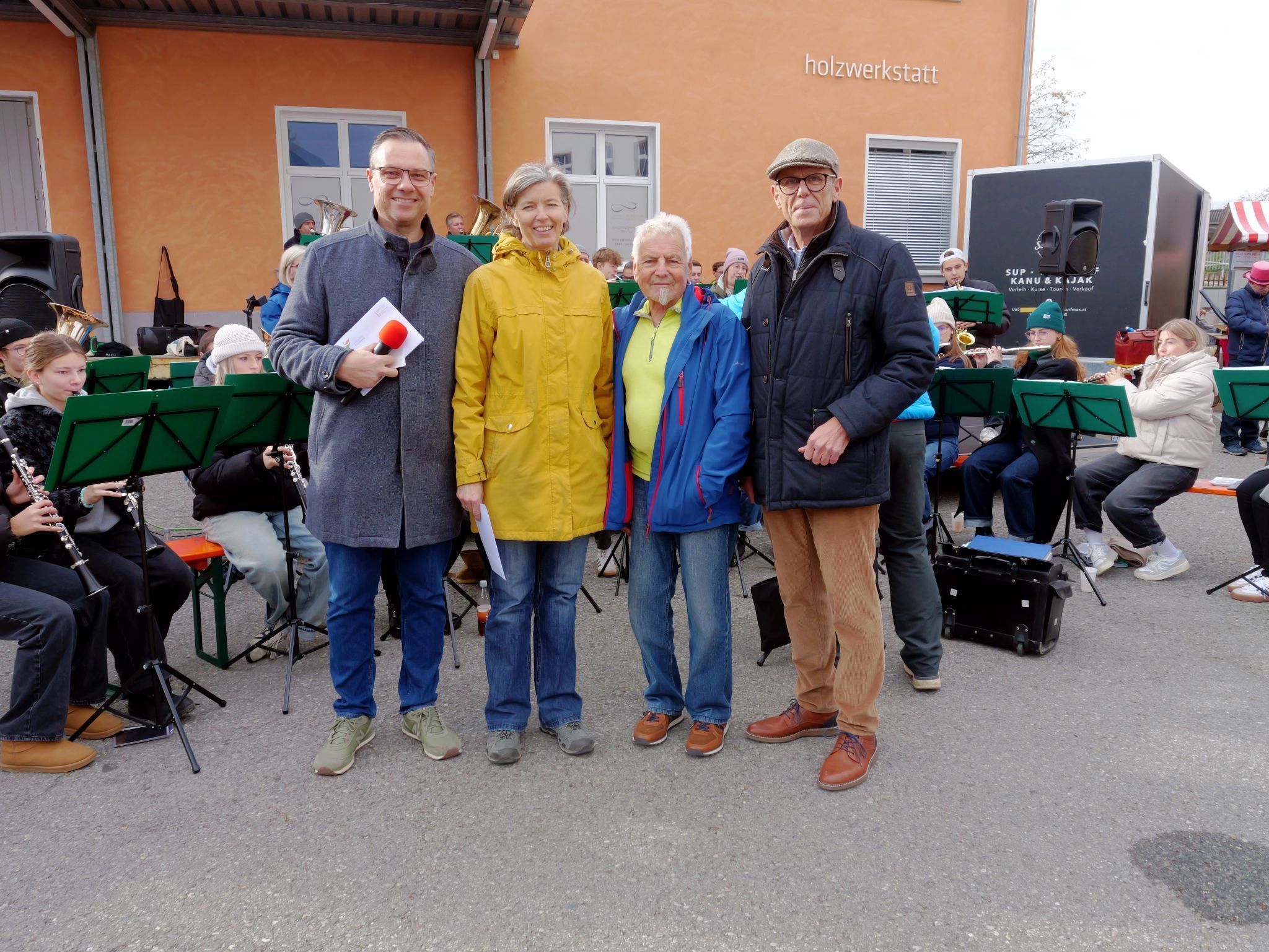 Fleißige Teilnehmer am Radwettbewerb wurden mit Preisen bedacht.