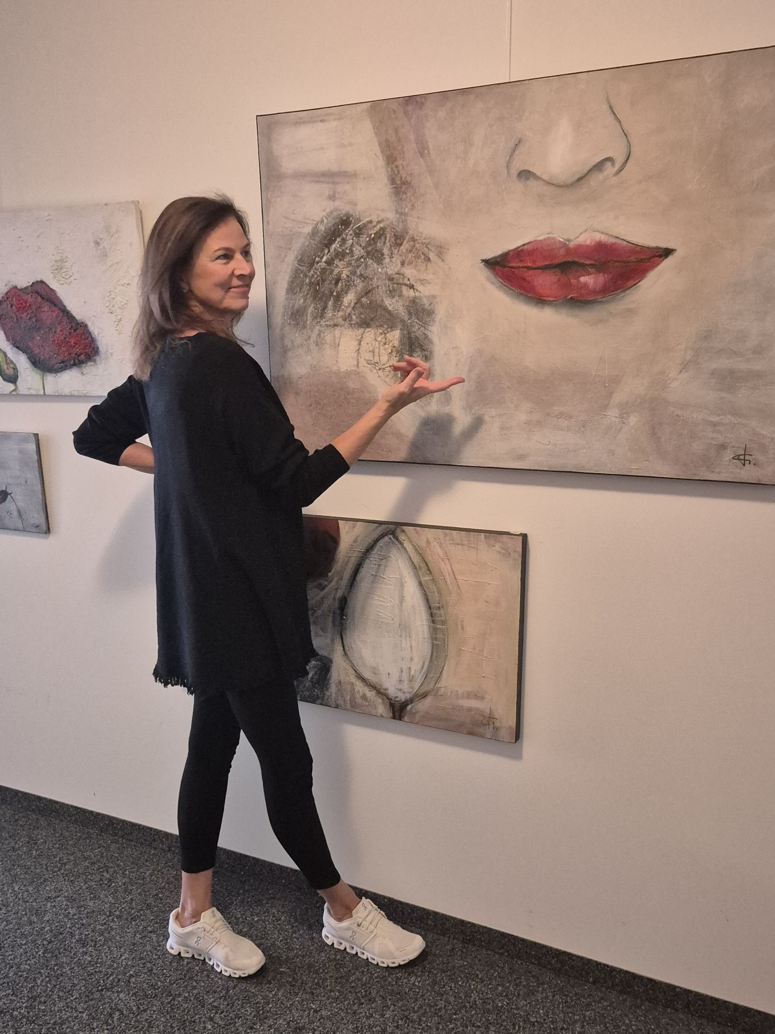 Oft begibt sich die Künstlerin auf Ausflüge in die abstrakte Malerei.