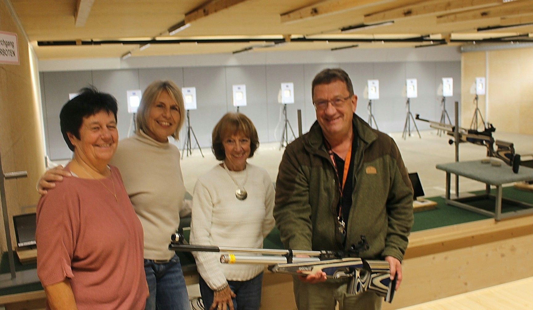 Nicht nur Sportschützen und Jäger, die trainieren oder Pflichtschießen (für Anwärter) absolvieren, auch viele neugierige Besucher erkunden bei Führungen die besondere Sportstätte.