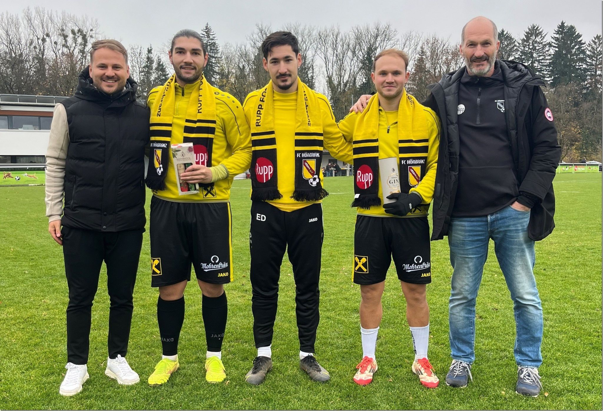 FC Hörbranz Sportchef Julian Lipburger (l.) verabschiedete drei Eins-Spieler.privat