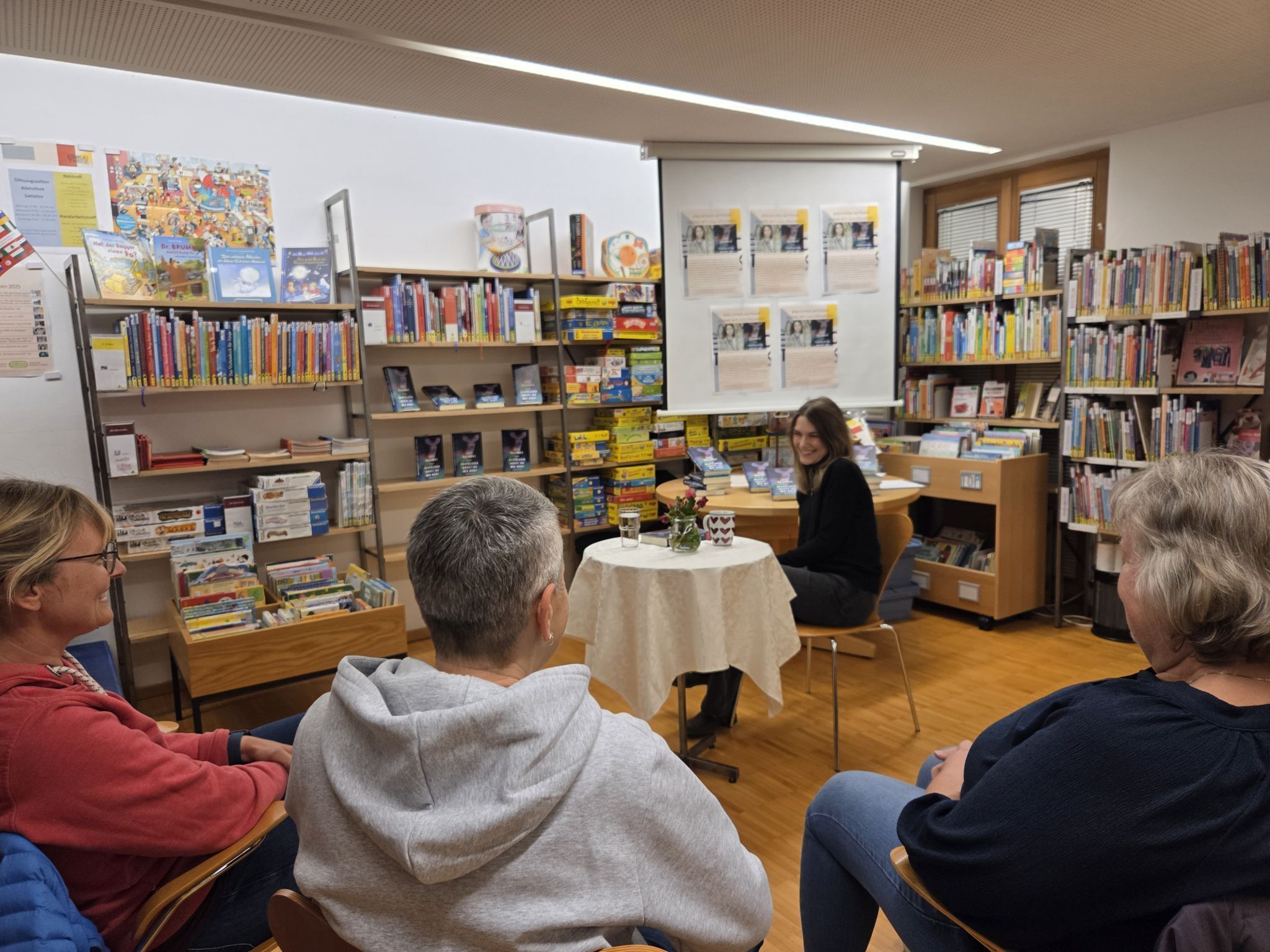 Die Bibliothek Satteins bildete einen feinen Hintergrund für die Lesung von Lilli Polanski