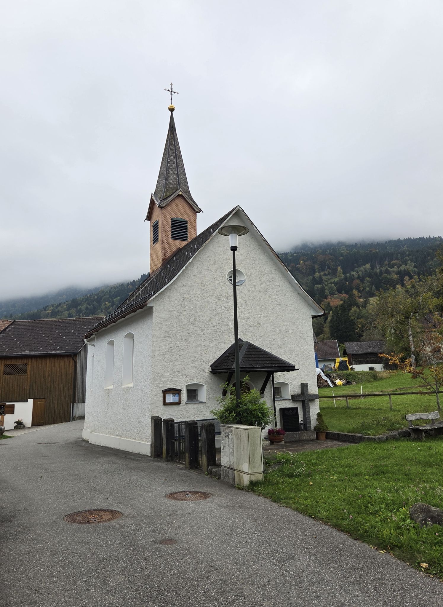 Die 2000 letztmals restaurierte Kapelle in Latz (Foto OS)