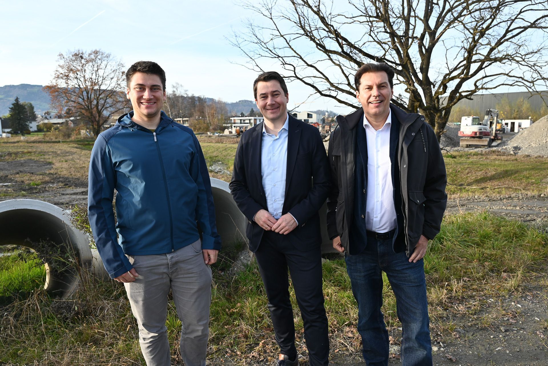 Tiefbauleiter Nicholas Hofer, Bürgermeister Patrick Wiedl und Hoch- und Tiefbaureferent sowie Vizebürgermeister Martin Fitz zeigen das große Areal, das in den kommenden Jahren fertig gestellt wird.