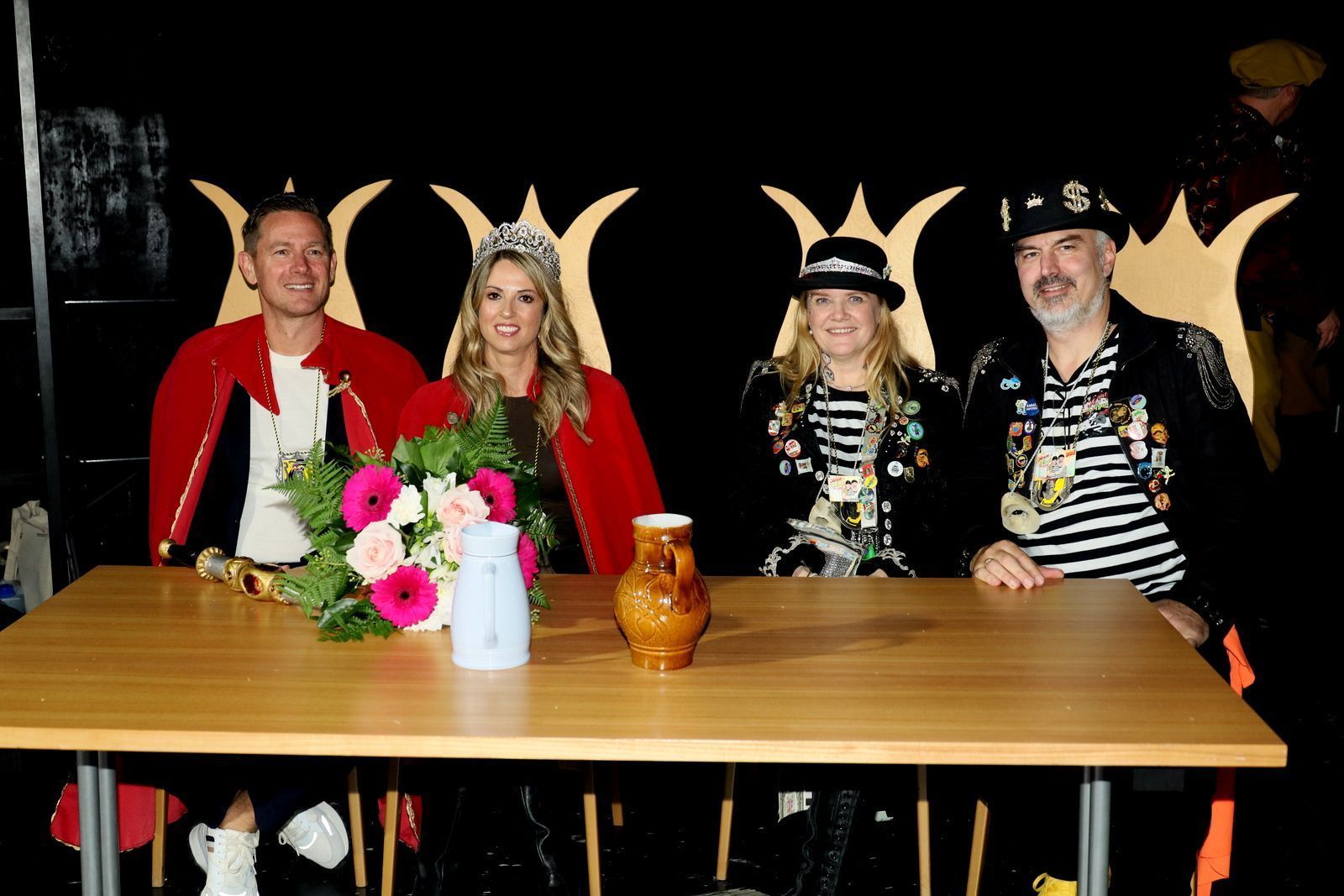 das neue 49. Prinzenpaar: Prinz Oliver und Prinzessin Tanja mit dem scheidenden Regentenpaar Prinzessin Margot und Prinz Wolfgang (vlnr)