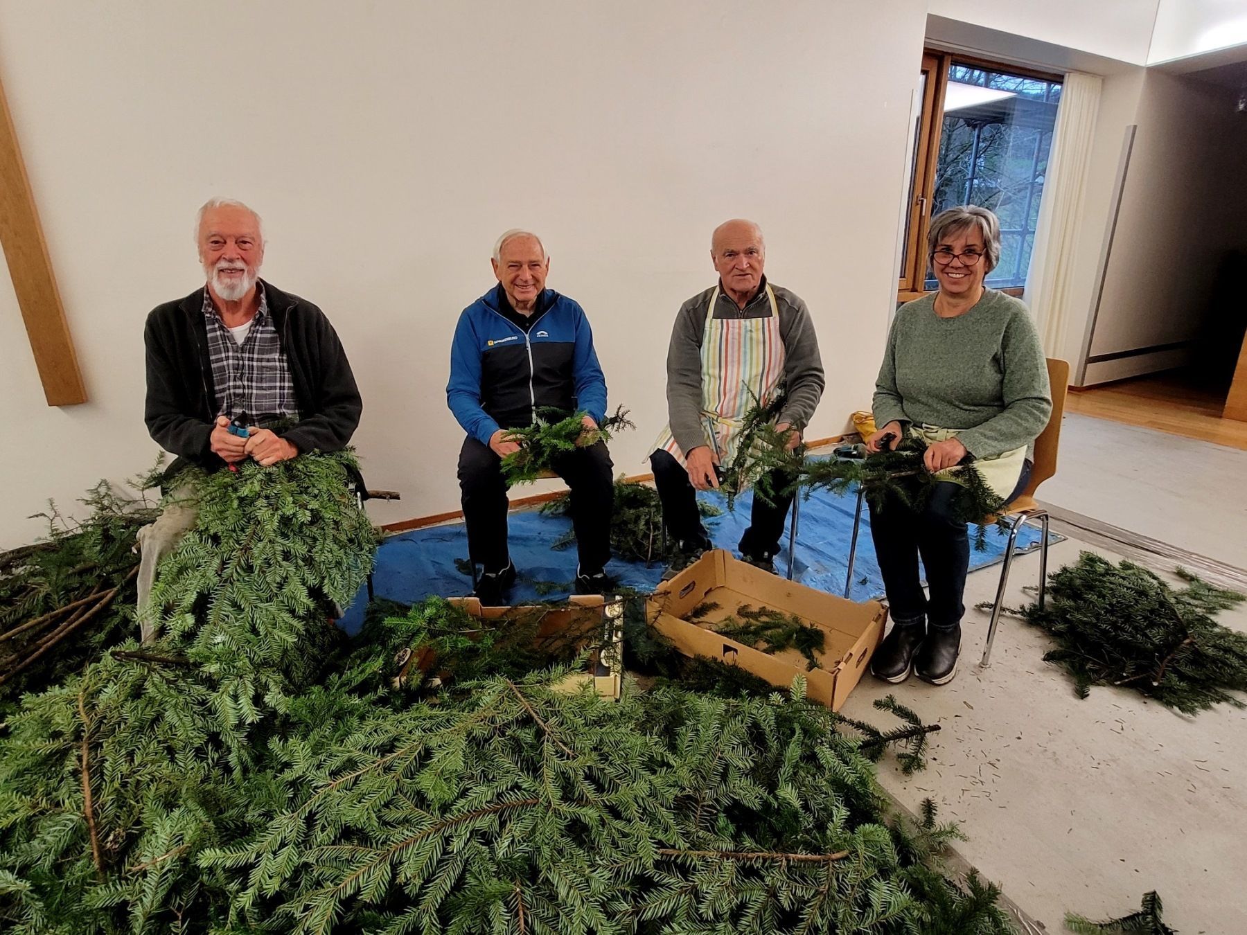 „Wer selber einmal Lust zum Kranzen hat, ist bei uns herzlich willkommen. Es gibt Arbeit für jedes Talent“, so Gesamtorganisatorin Petra Rührnschopf vom Missionskreis der Pfarre Franz Xaver Lochau.