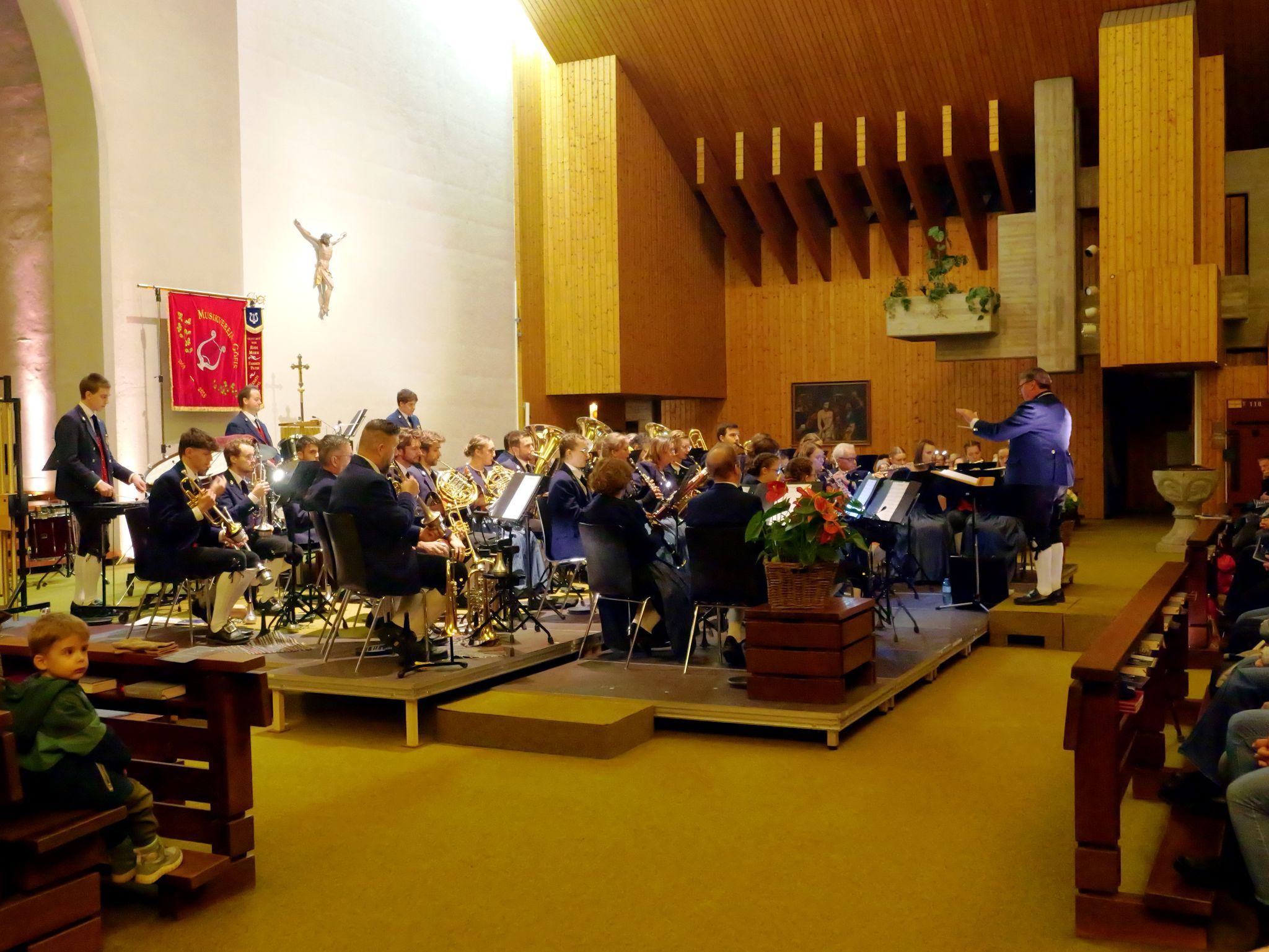 Göfis feierte 50 Jahre Pfarrkirche – und ein Jahreskonzert des Musikvereins, das in Erinnerung bleibt.