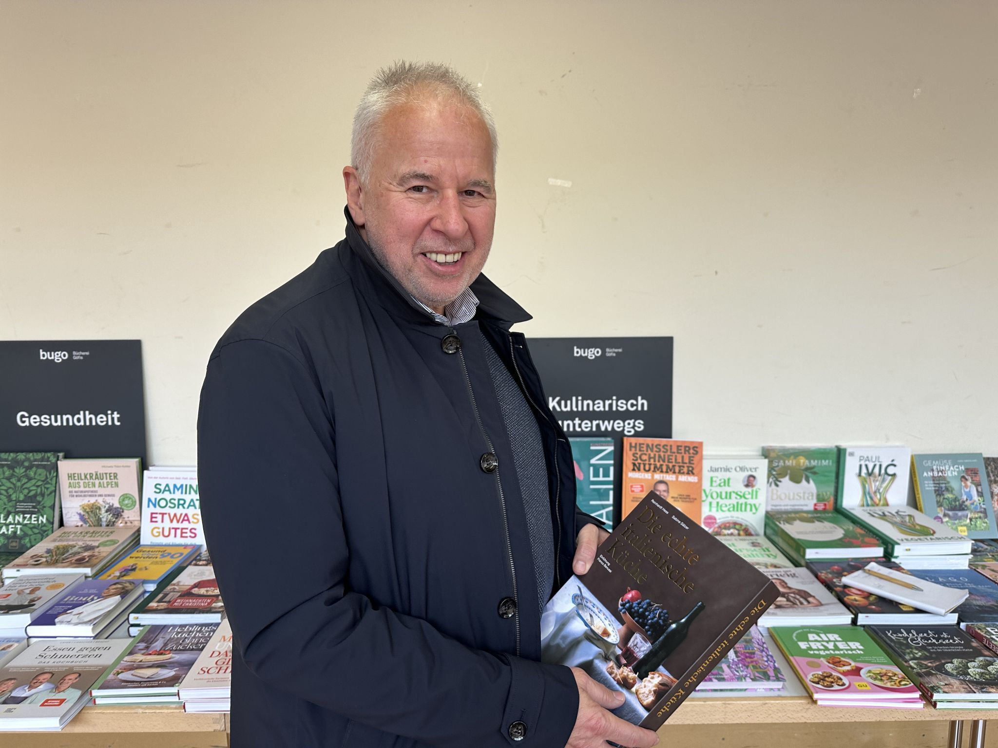 Auch Bürgermeister Thomas Lambert wurde bei den Kulinarik-Büchern fündig
