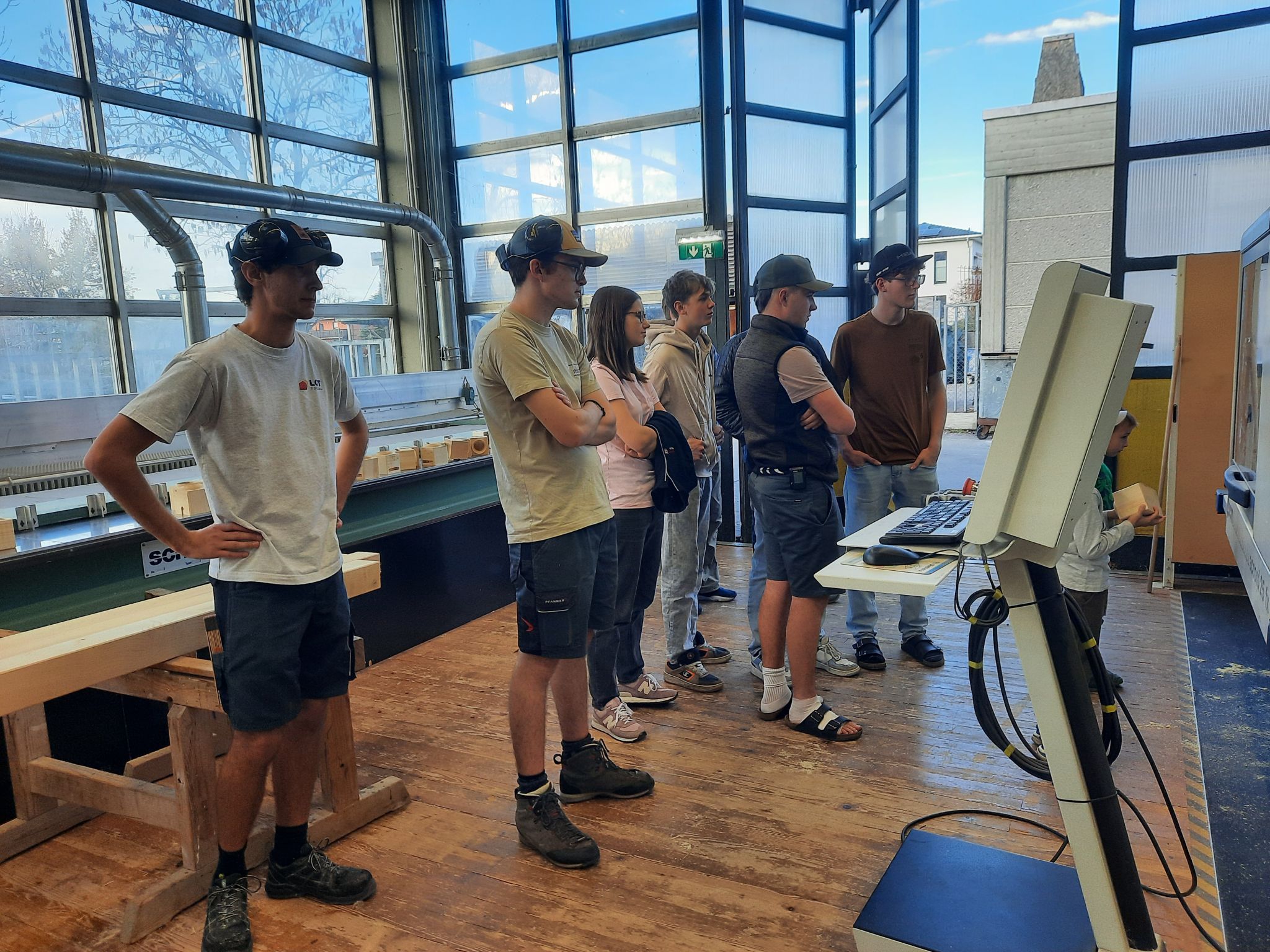 Faszination Technik: SchülerInnen erklären die Details der Projekte.