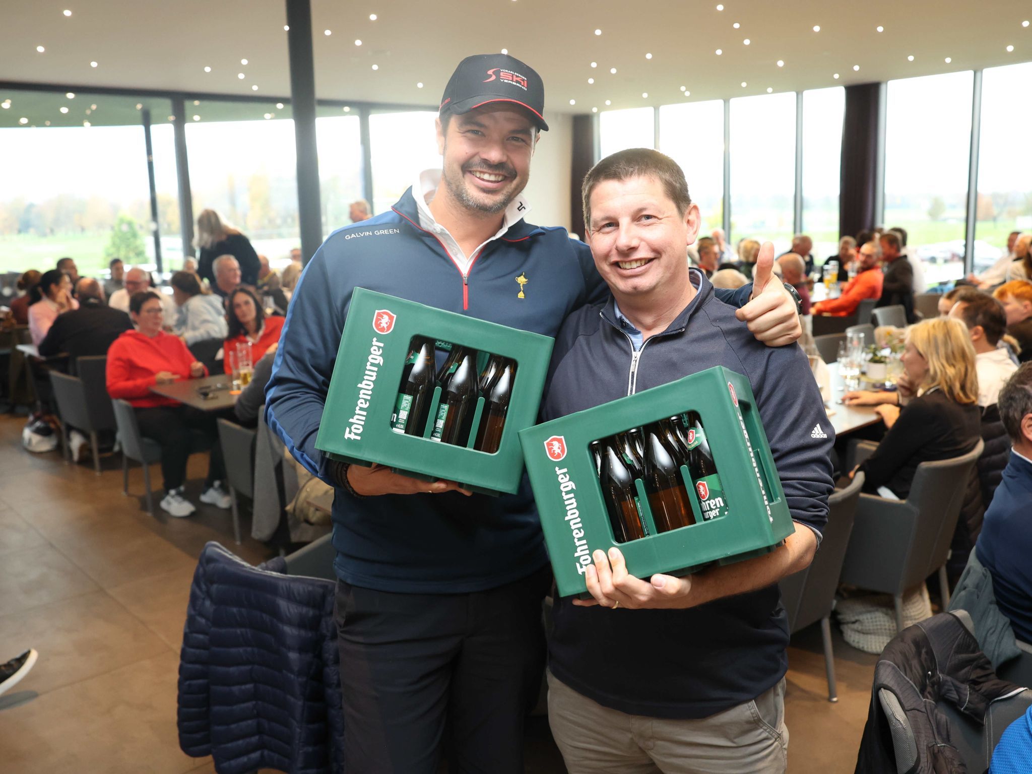 Michael Gau und Graeme Reynolds mit ihrem Turnierpreis.