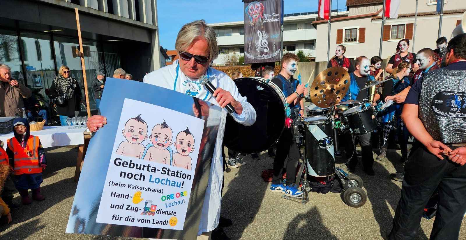 Auch die Gemeindespitze mit Bürgermeister Frank Matt zeigte sich, ideenreich toll maskiert, in bester Faschingslaune.