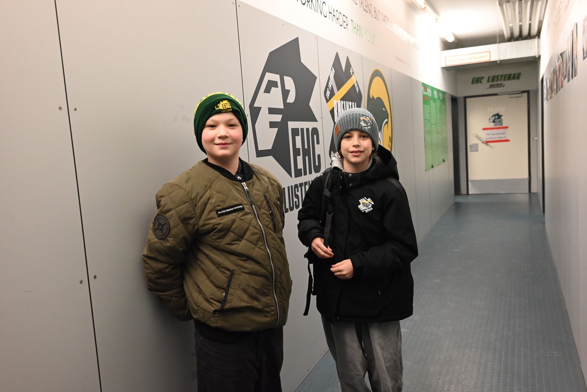 Leon und Kai sind um halb sechs in der Halle. Sie sind mit dem Fahrrad zum Training gekommen. 