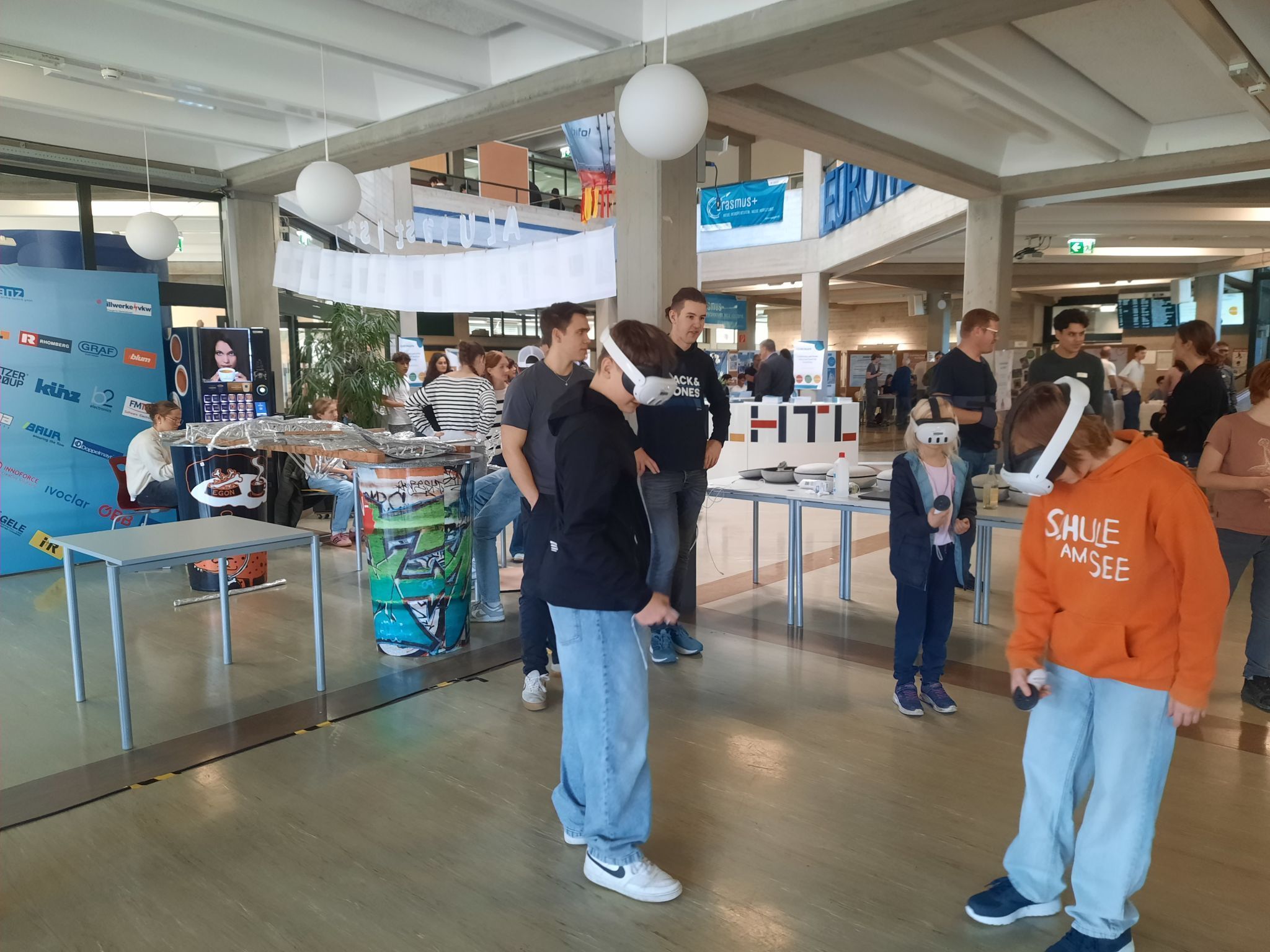 Technik zum Mitmachen: Besucher testen VR-Brillen.