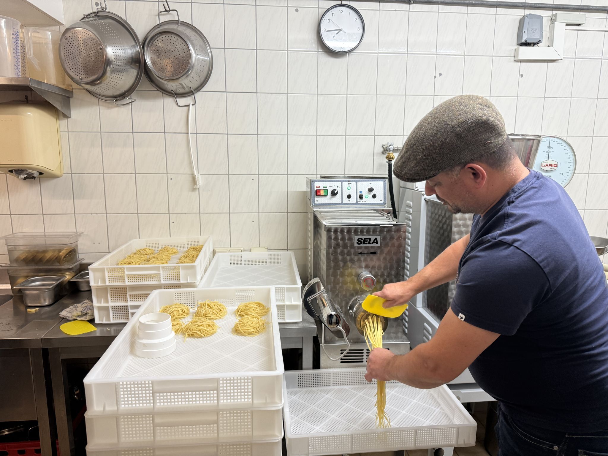 Oliver Wahrbichler bei der Produktion von Linguini