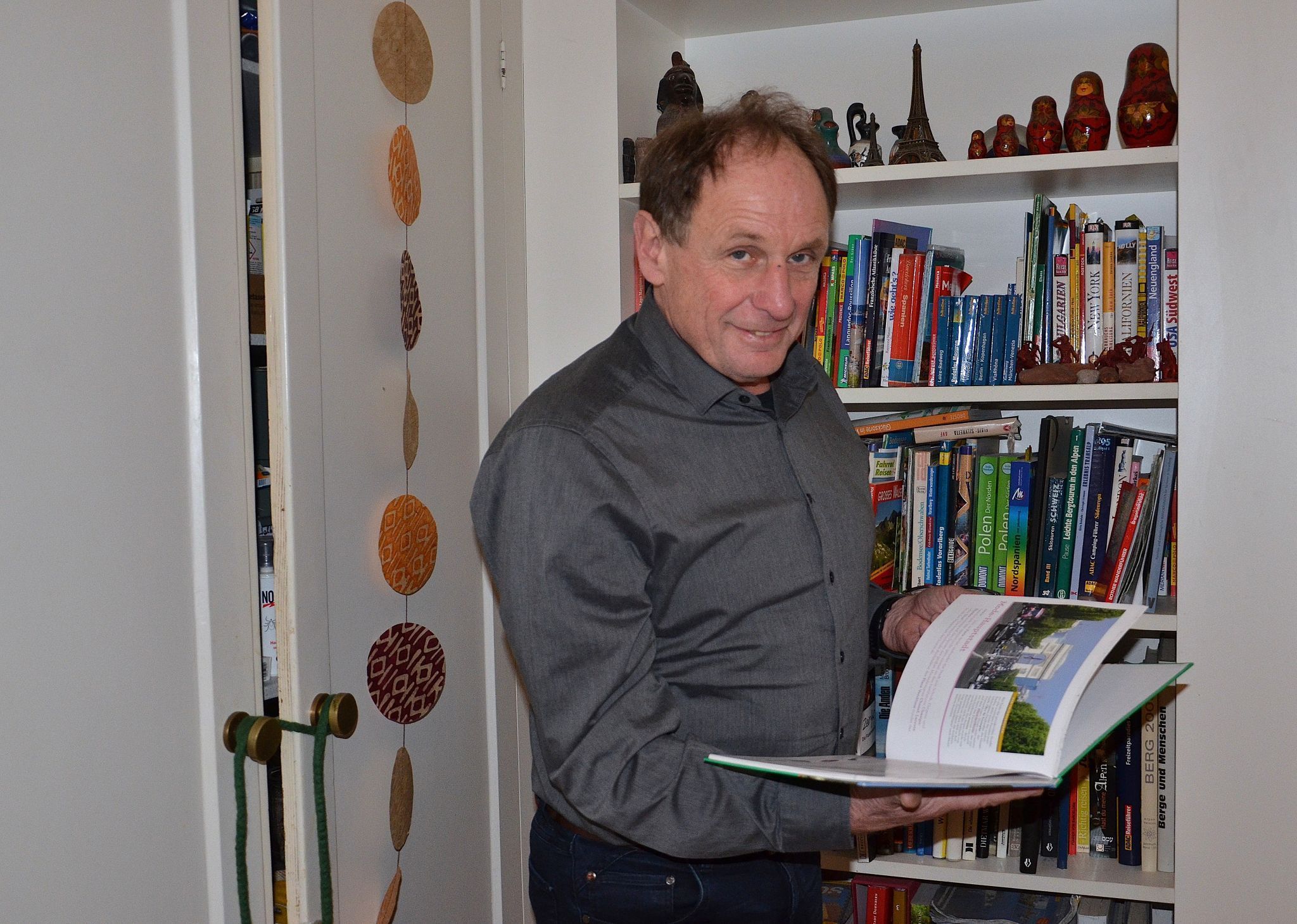 Manfred Hämmerle besitzt eine Vielzahl von Reiseführern. Reisen zählt zu seinen Hobbys HRJ