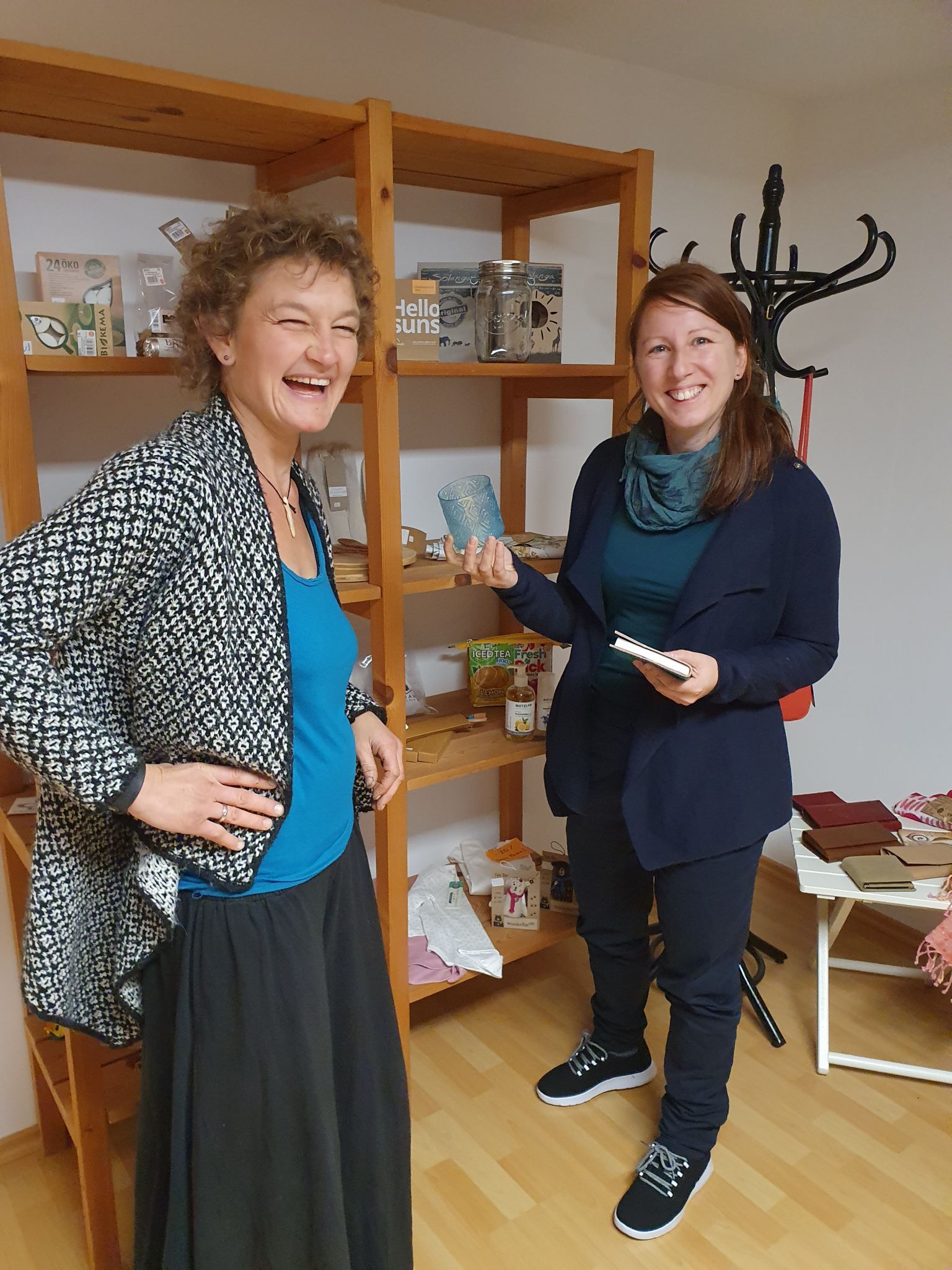 Andrea Längle vom Weltladen kochte ein ausgezeichnetes Curry für die Veranstaltung. Auf dem Foto neben ist Karin Schmid, die Leiterin des Weltladens Göfis, zu sehen.