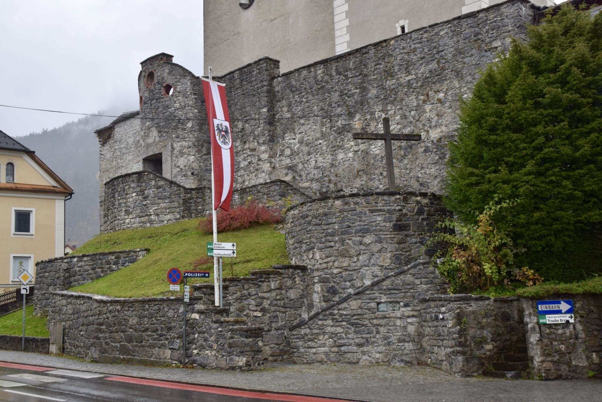 Das Kriegerdenkmal befindet sich unterhalb der St. Laurentiuskirche in Bludenz.