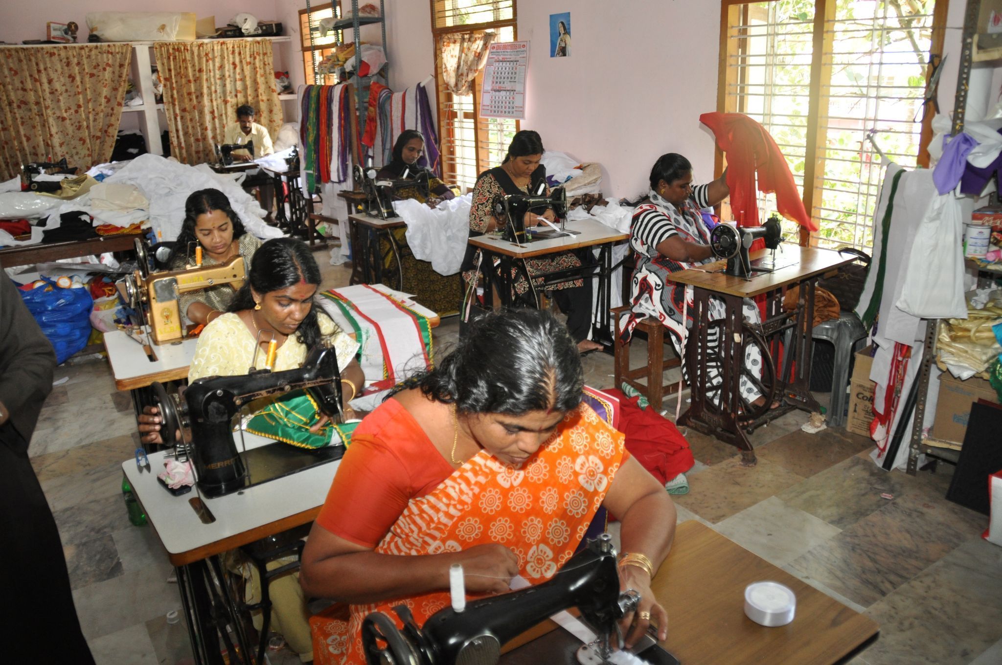 In den Nähzentren entstehen Uniformen, Schultaschen und liturgische Gewänder für ganze Gemeinden.