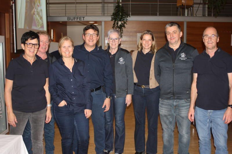 Der Ausschuss der Krippenfreunde Rankweil mit den neuen Krippenbaumeisterinnen Gerda Schnetzer-Sutterlüty und Andrea Konzett.