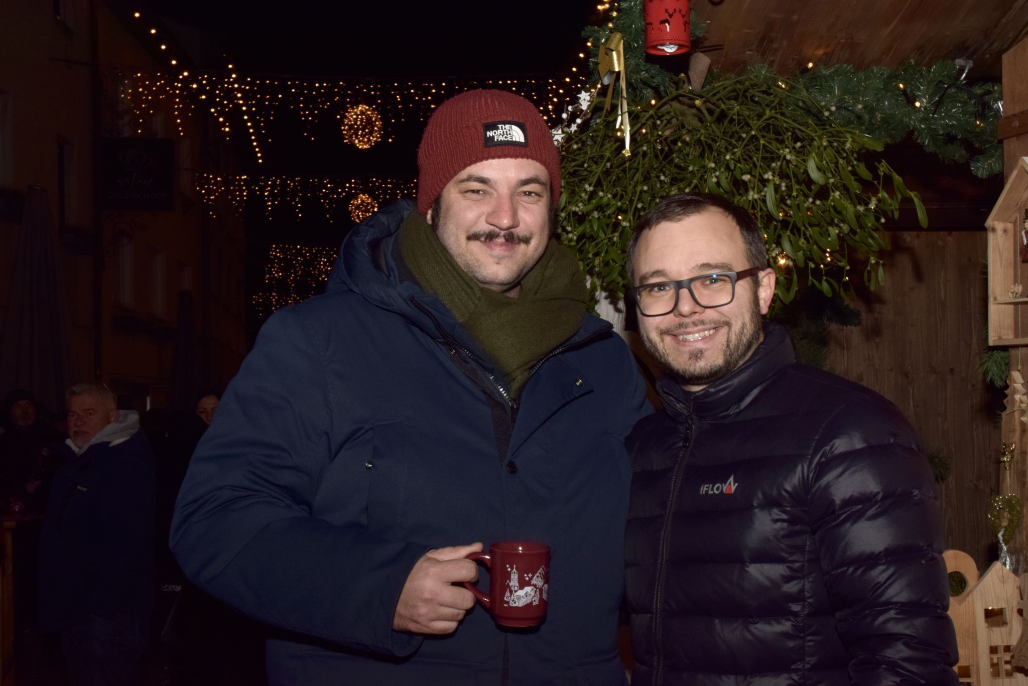 Die beiden Stadträte Cenk Dogan und Andreas Fritz-Wachter begrüßten die diesjährige Bludenzer Christkindlemarktsaison.
