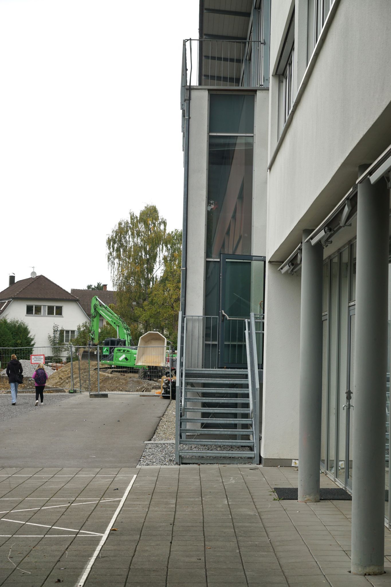 Aufgrund der Bauarbeiten musste im Vorfeld für den geordneten Zugang u.a. zur Mittelschule ein neuer Eingangsbereich realisiert werden. 