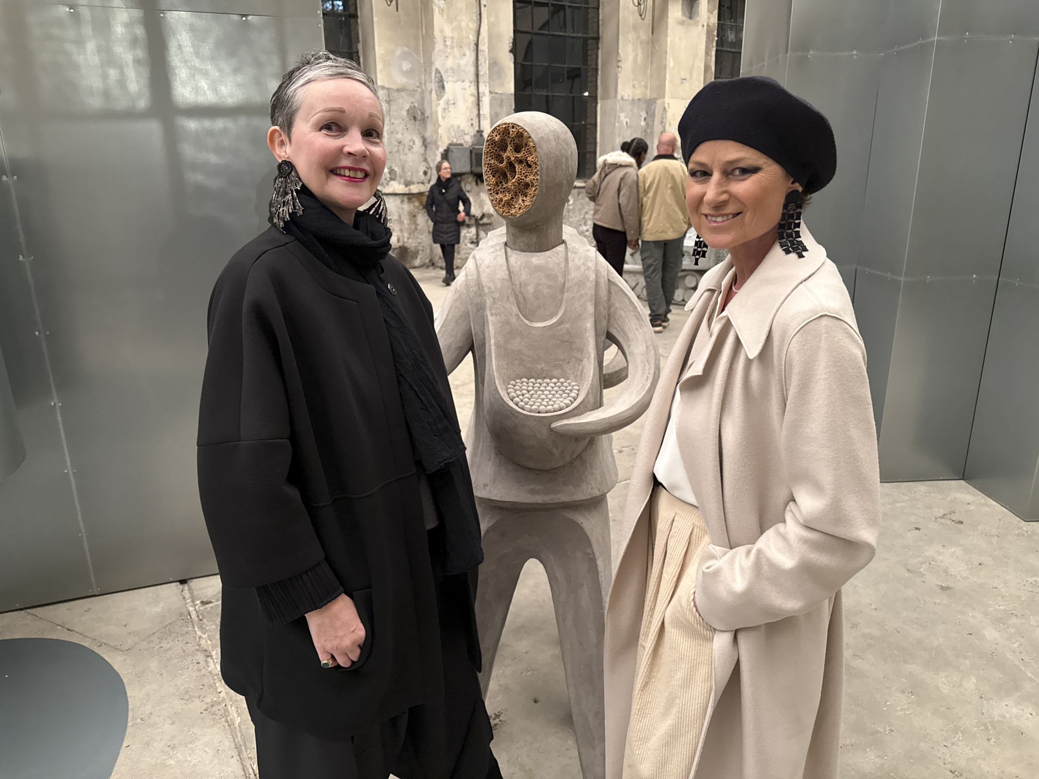 Anita Keckeis und Carmen Dünser inmitten der Kunst