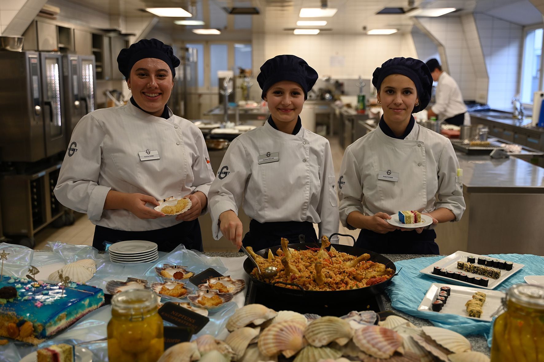 Matilda Gobbi, Matilda Müller und Nadja Ploner am Meeresbuffet.